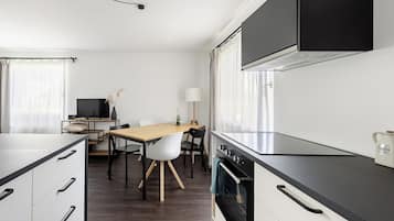 Fridge, oven, stovetop, dishwasher
