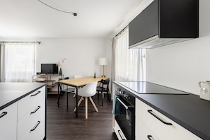 Fridge, oven, stovetop, dishwasher