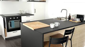 Fridge, oven, stovetop, dishwasher