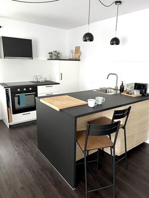 Fridge, oven, stovetop, dishwasher