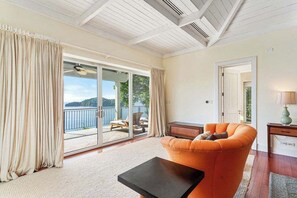 Televisión y oficina 