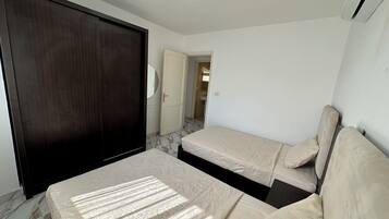 2 عدّة غرف نوم ومكواة/لوح كي وواي فاي وملاءات أسرّة