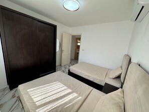 2 عدّة غرف نوم ومكواة/لوح كي وواي فاي وملاءات أسرّة