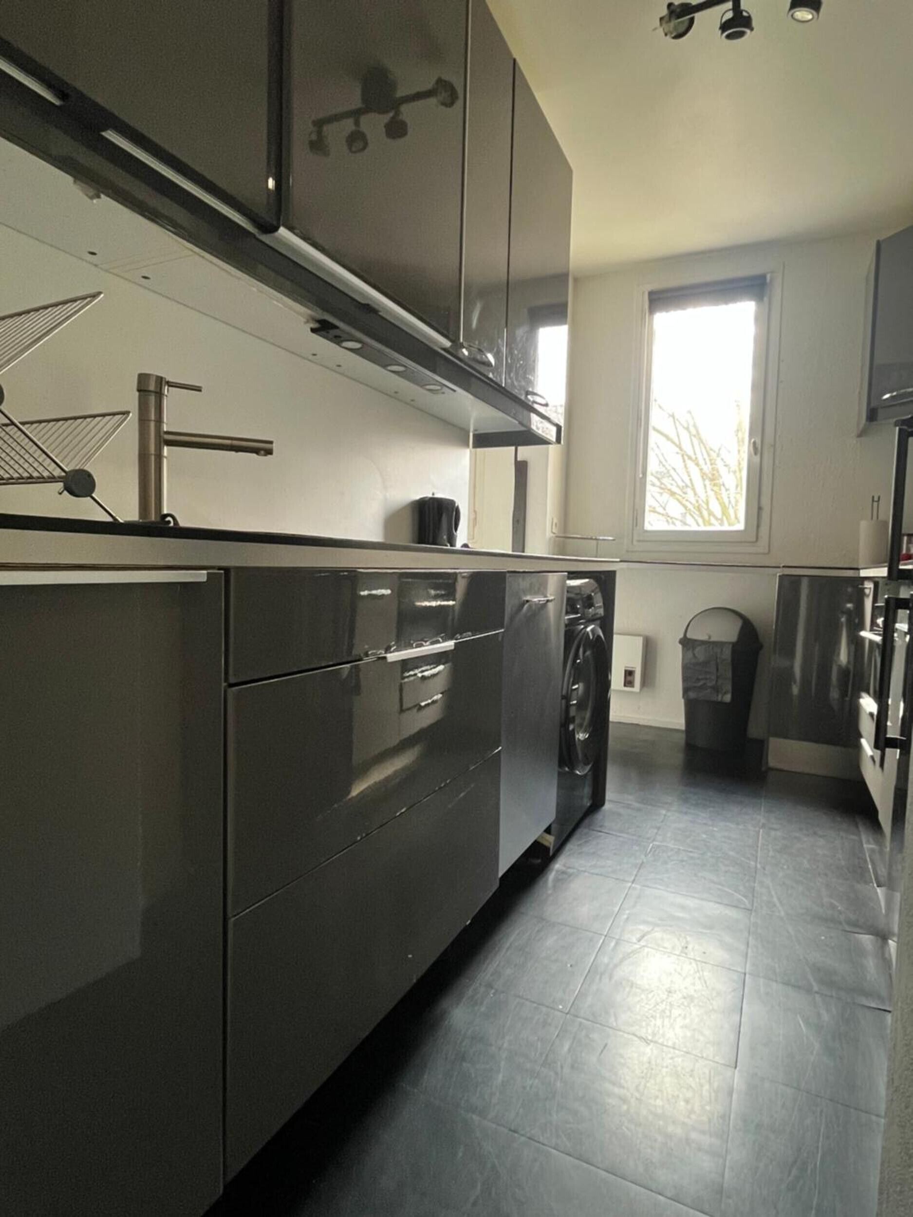 冷蔵庫、電子レンジ、オーブン、コンロ