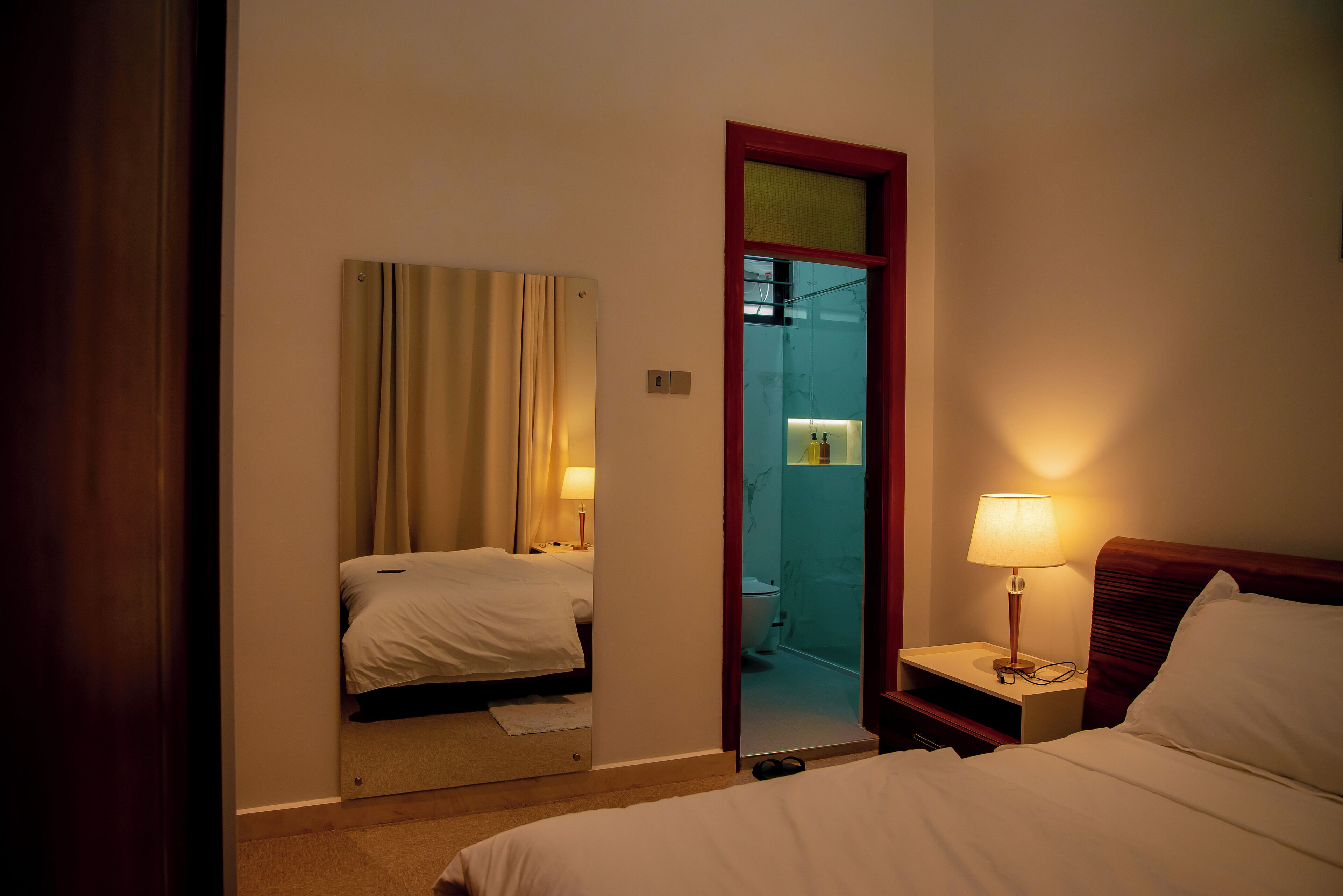 Espacio para trabajar con laptop y tabla de planchar con plancha 