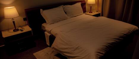 Comfort Single Room, 1 King Bed, Kitchen, Ground Floor | Laptop workspace, iron/ironing board, free WiFi