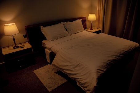 Comfort Single Room, 1 King Bed, Kitchen, Ground Floor | Laptop workspace, iron/ironing board, free WiFi
