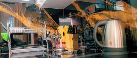 Habitació individual Comfort, 1 llit de matrimoni gran, cuina, planta baixa | Cuina privada | Frigorífic gran, microones, forn i placa de cuina