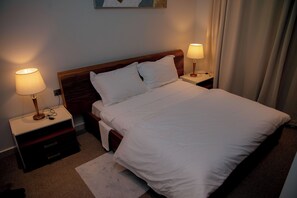 Comfort Single Room, 1 King Bed, Kitchen, Ground Floor | Laptop workspace, iron/ironing board, free WiFi