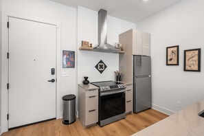 Fridge, microwave, oven, stovetop - East Nash Condo for 4 with Public Rooftop Near DT! (Nashville)
