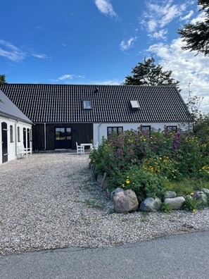 Exterior - Ro i idyllisk stuehus tæt på vandet - nyrenoveret (Stege)