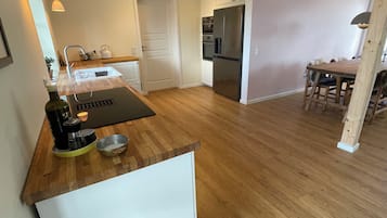 Frigorífico, microondas, horno y placa de cocina