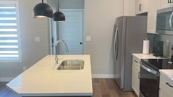 Mikrovågsugn, ugn, spishäll och diskmaskin