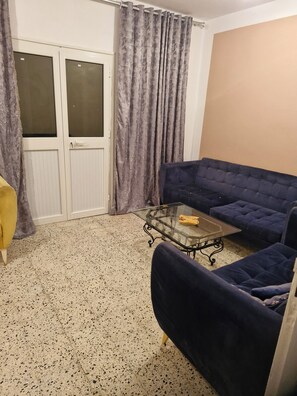 Living area - Spacious, pleasant blue apartment with large balcom, tunis ibn cina (Tunis)