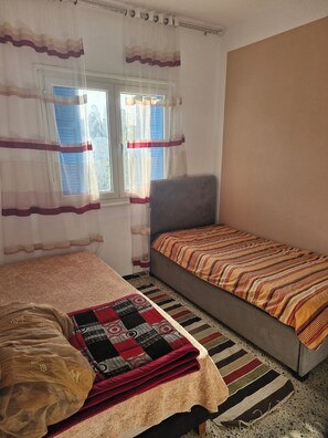 1 habitación, tabla de planchar con plancha, internet y ropa de cama 
