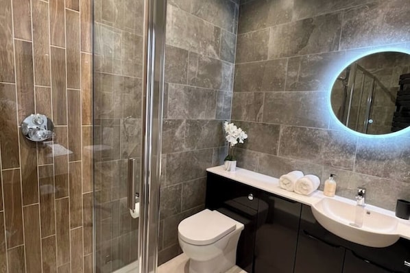 Dusche, Haartrockner, Handtücher, Seife