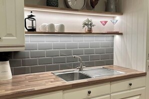 Kühlschrank, Mikrowelle, Ofen, Geschirrspüler