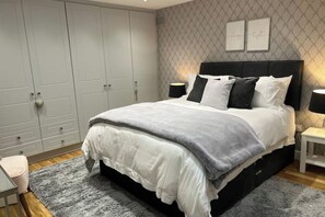 1 slaapkamer, een strijkplank/strijkijzer, wifi, beddengoed