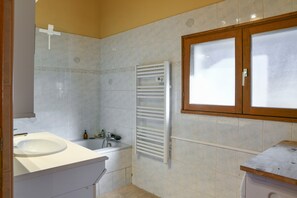 Regadera, secadora de cabello, toallas 