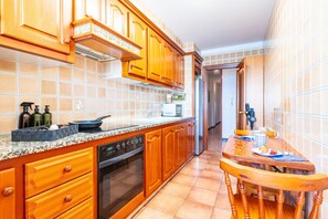 Een koelkast, een microgolfoven, een oven, een kookplaat