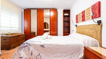 3 bedrooms, desk, iron/ironing board, WiFi