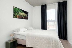 2 bedrooms, desk, iron/ironing board, travel crib