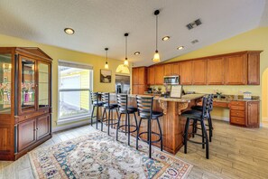 House (4 Bedrooms) | Interior