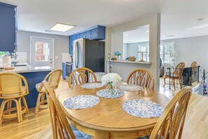 Interior - Family Gem w/ Spacious Yard: 5 Mi to Second Beach (Middletown)