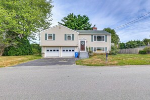 Interior - Family Gem w/ Spacious Yard: 5 Mi to Second Beach (Middletown)