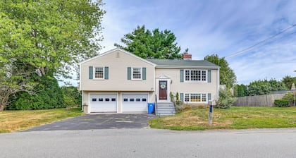 Family Gem w/ Spacious Yard: 5 Mi to Second Beach