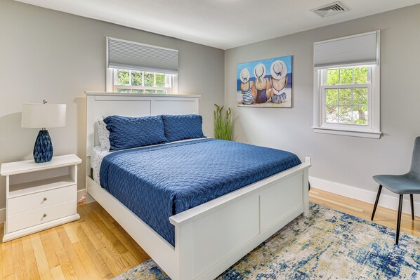 Interior - Family Gem w/ Spacious Yard: 5 Mi to Second Beach (Middletown)