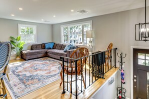 Interior - Family Gem w/ Spacious Yard: 5 Mi to Second Beach (Middletown)