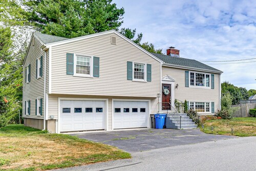 Family Gem w/ Spacious Yard: 5 Mi to Second Beach