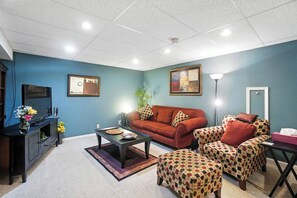 Interior - 10 Mi to Dtwn: Cozy Couple's Getaway in Cincinnati (Cincinnati)