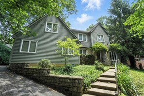 Interior - 10 Mi to Dtwn: Cozy Couple's Getaway in Cincinnati (Cincinnati)