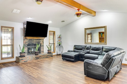 3 Mi to Downtown Roswell: Home w/ Patio + Yard