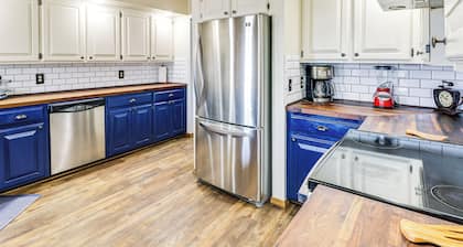 3 Mi to Downtown Roswell: Home w/ Patio + Yard