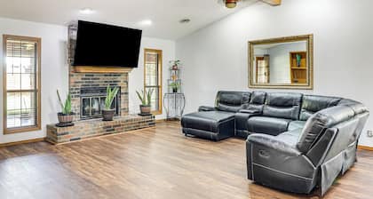 3 Mi to Downtown Roswell: Home w/ Patio + Yard