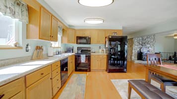 House (4 Bedrooms) | Interior