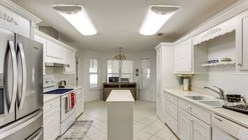 House (5 Bedrooms) | Interior