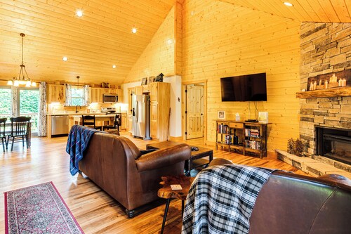 Secluded, Private! Forested Hendersonville Retreat