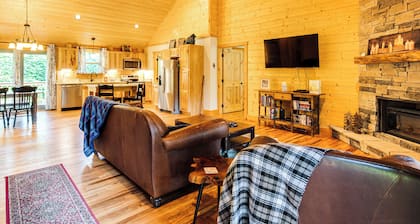 Secluded, Private! Forested Hendersonville Retreat