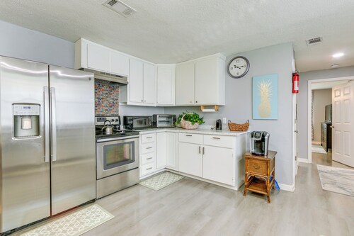 Beachy Home in Heart of Beaufort w/ Pool Access