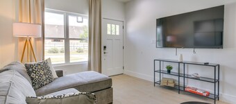 Modern Comfort: Brownsville Home Near Dtwn