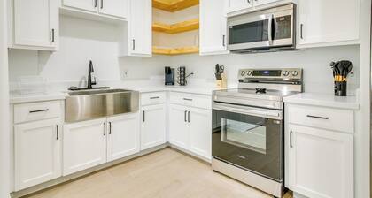 Stylish Brownsville Stay: Coastal Day Trips!