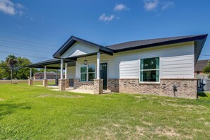 House (2 Bedrooms) | Interior - Stylish Brownsville Stay: Coastal Day Trips! (Brownsville)