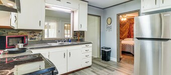 Screened Patio + Fire Pit: Peaceful Marshall Home