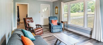 Screened Patio + Fire Pit: Peaceful Marshall Home