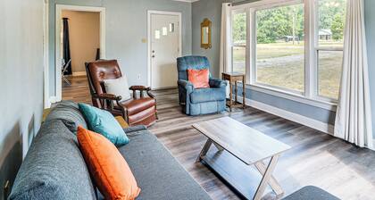 Screened Patio + Fire Pit: Peaceful Marshall Home