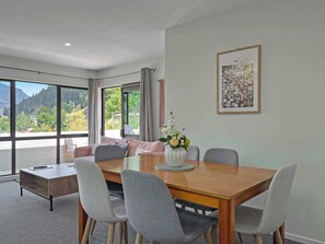 Dining - Kiely Lane Lodge, Family-Friendly Queenstown Stay (Queenstown)
